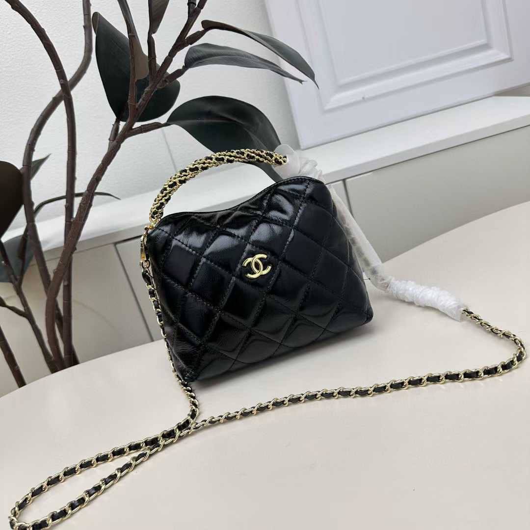 Chanel
95 dhs✅
size：22cm
Good-quality 

with box🎁

Zain35
Zain26
♥️♥️♥️