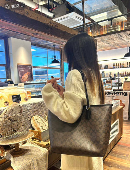 Coach
90 dhs🪙🌨️
size：42cm
Good quality 

with box
🎁🎁🎁

Zain35
Zain26
♥️♥️♥️