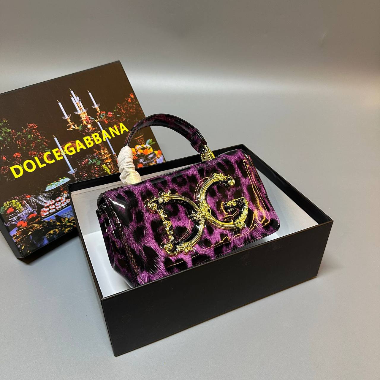 Dolce&Gabbana 

new came good quality

 with box 
🎁🎁🎁

90 dhs💓

Zain39
♥️♥️♥️