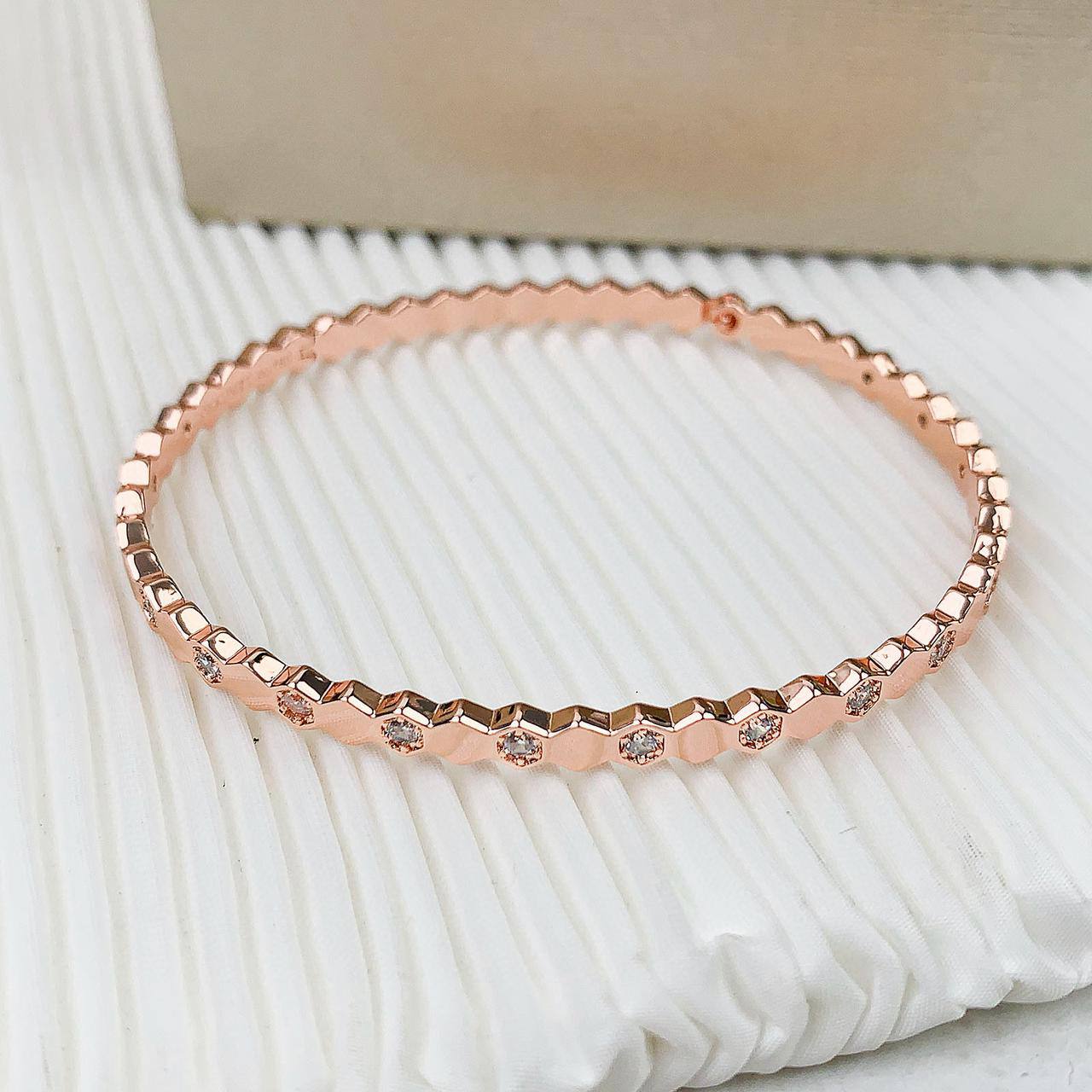 CHAUMET BANGLE
55 Dhs💓
MASTER QUALITY💫✨
WITH BOX AND PAPER BAG 🛍️🎁

Zain89
♥️♥️♥️