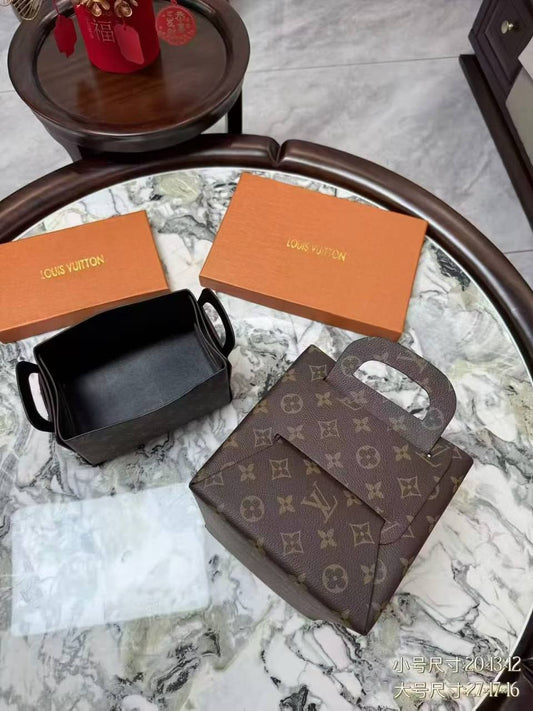 LV   
storage box
Size  big   28×18×17cm
Small    21×13×13cm
    High quality
90 dhs✅
Chose size 👍

Zain04
♥️♥️♥️