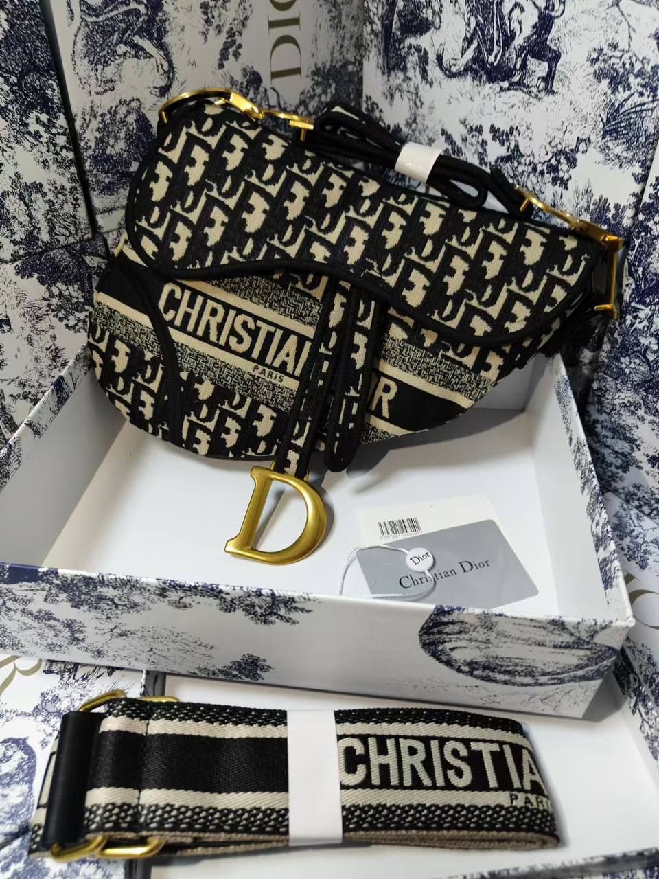 Dior 

with box
🎁🎁🎁

115 dhs🪙🌨️

Zain177
♥️♥️♥️