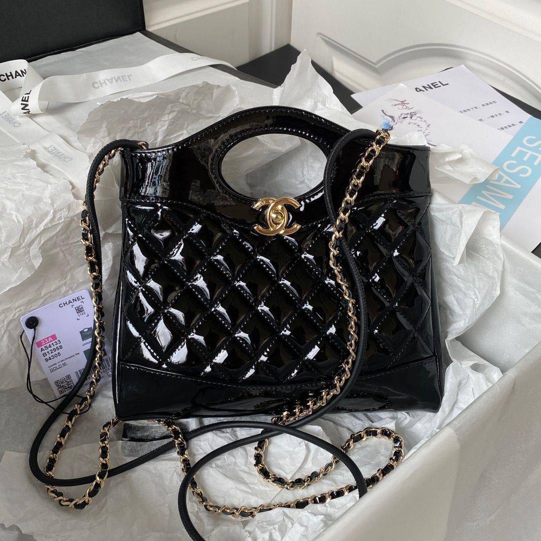 Chanel fragrance case, 
good quality, comes 

with box, 
🎁🎁🎁

size...24* 19 cm 
100 dhs🪙💕

Zain12
♥️♥️♥️