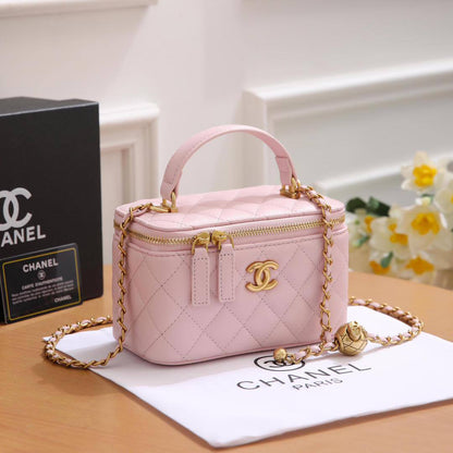 Chanel 

95 dhs💓

with box
🎁🎁🎁

size 18×9×11cm

Zain213
♥️♥️♥️