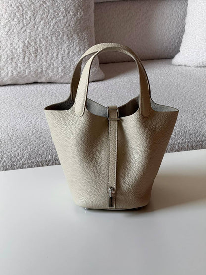 Hermes
picotin 18cm💥Master quality ✅

with box📦

340 dhs✅

Zain52
♥️♥️♥️