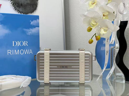 Rimowa
320 dhs🇦🇪🇦🇪

Zain297
♥️♥️♥️