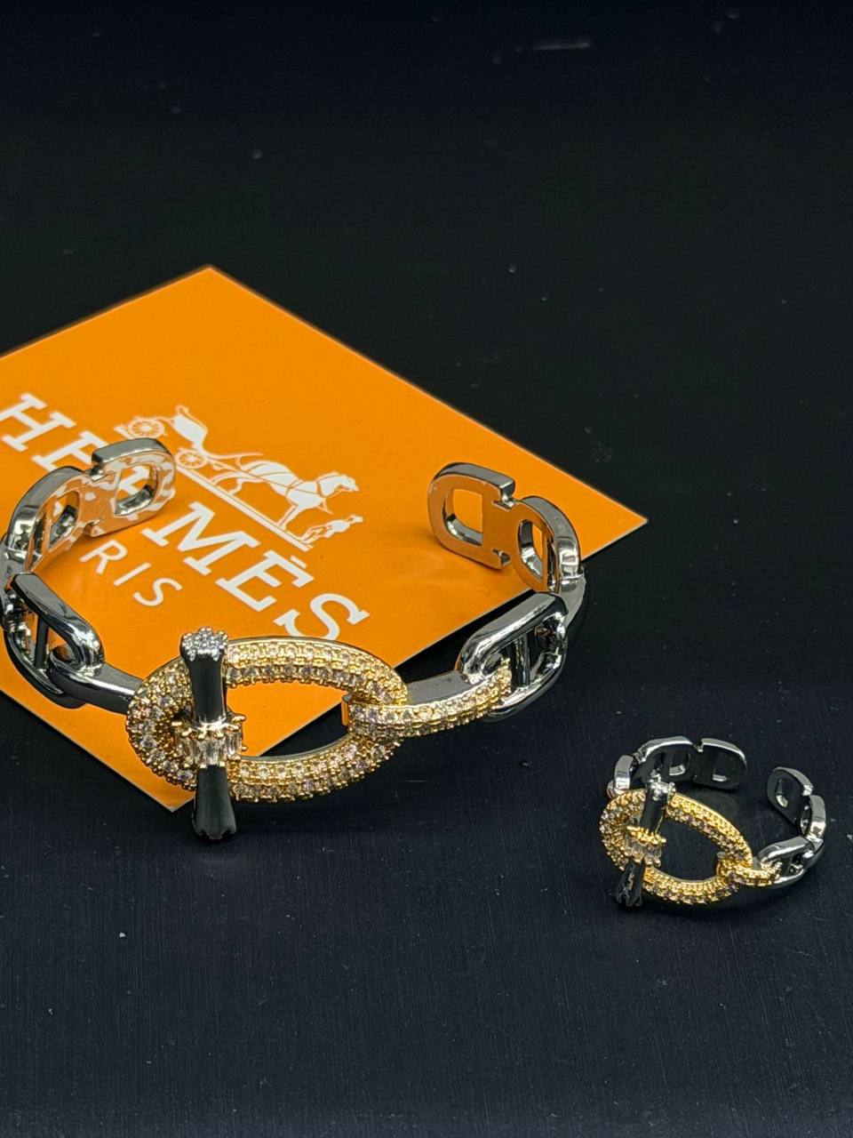 Hermes ❤️‍🔥*
Bangle 🍁
Ring free size 
good quality 💯
With normal boxes 🗃️ 
55 dhs💓

Zain216
♥️♥️♥️