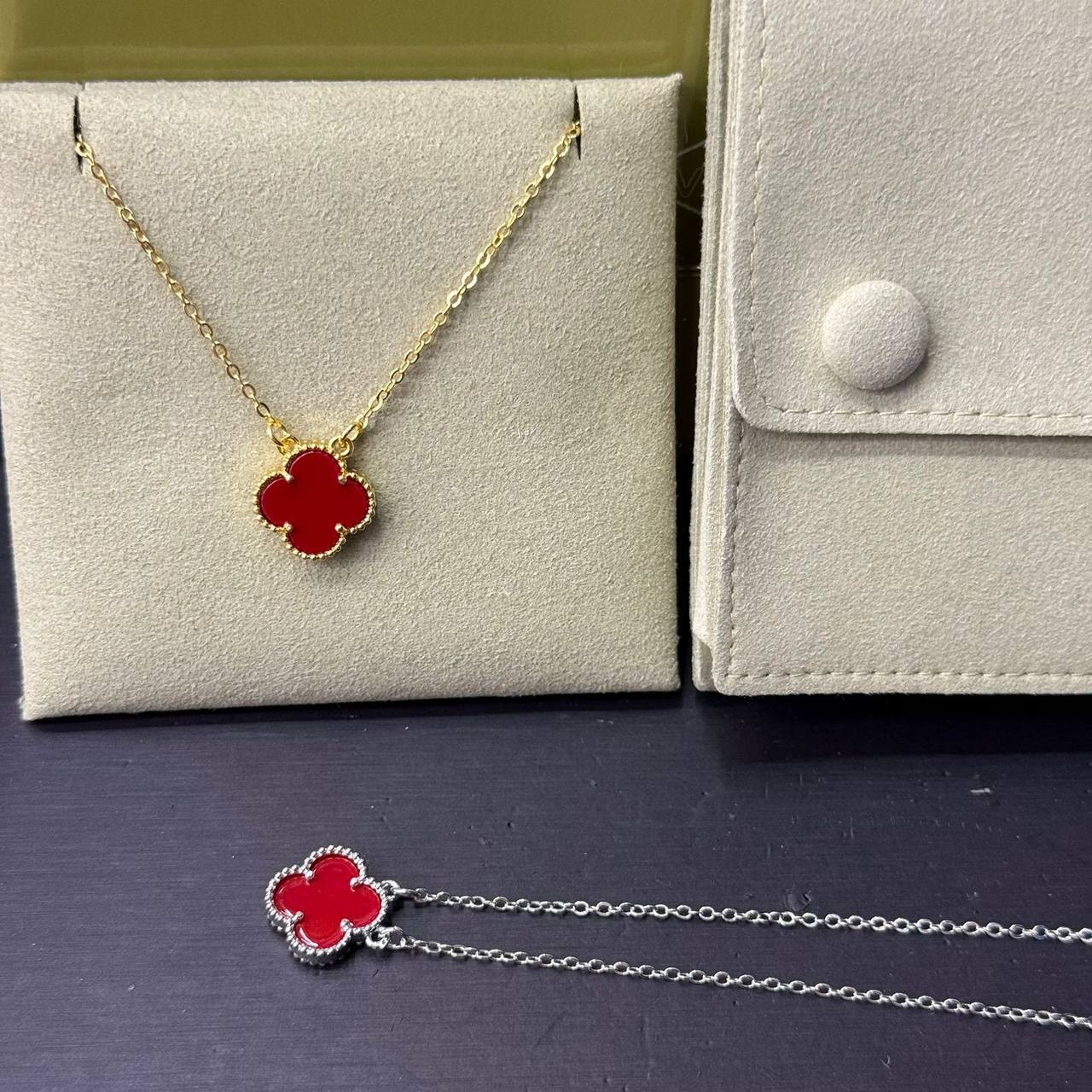 VCA ❤️‍🔥*
Necklace ✨
Stainless Steel 💯
With black boxes 📦 
20 dhs💓
With normal boxes 🗃️ 
And paper bag🛍️
30 dhs💓

Zain216
♥️♥️♥️