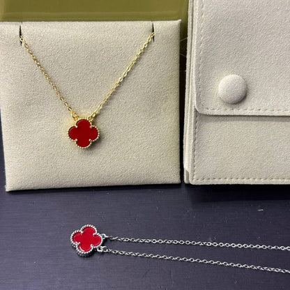 VCA ❤️‍🔥*
Necklace ✨
Stainless Steel 💯
With black boxes 📦 
20 dhs💓
With normal boxes 🗃️ 
And paper bag🛍️
30 dhs💓

Zain216
♥️♥️♥️