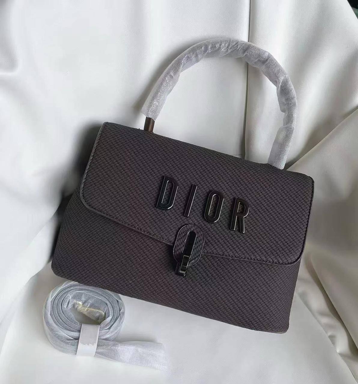 Dior
95 dhs✅

Zain143
♥️♥️♥️