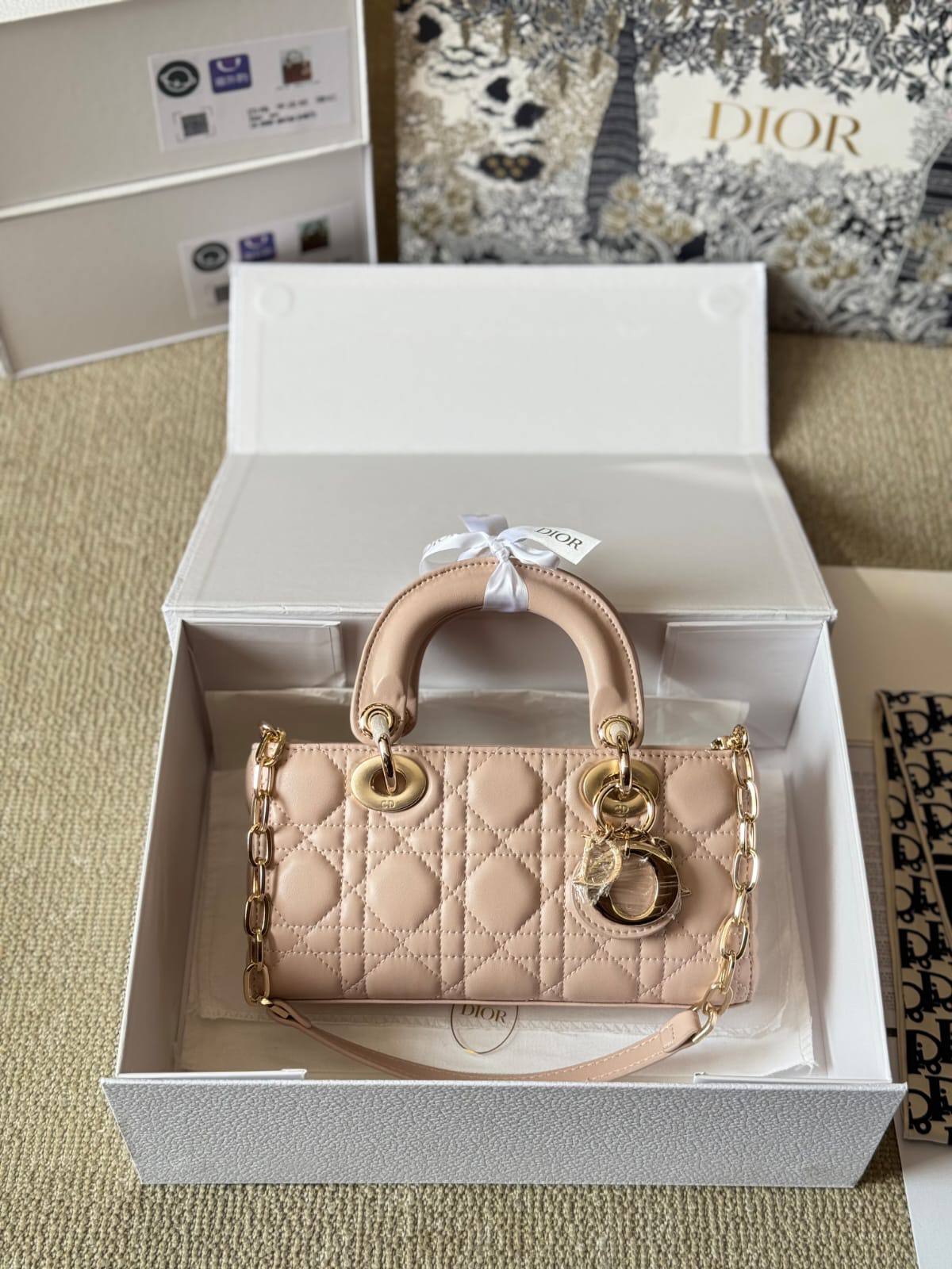 Dior

17cm 300 dhs🇦🇪🇦🇪
22 cm. 320 dhs🇦🇪🇦🇪

Zain10
♥️♥️♥️