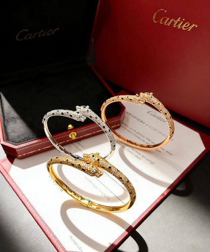 CARTIER BANGLE 
MASTER✨💫
105 dhs🇦🇪🇦🇪

 WITH BOX AND PAPER BAG🛍️🎁

Zain89
♥️♥️♥️