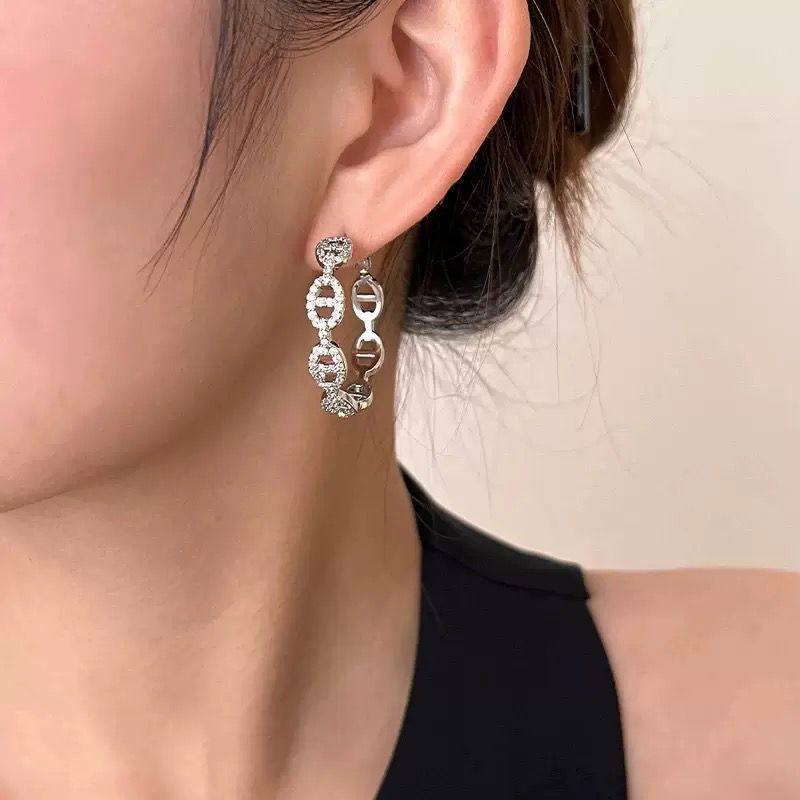New arrival branded earrings Aed 
30 dhs🪙🌨️
40 dhs🪙🌨️

pair with branded box and paperbag🎁🎁🎁

Zain243
♥️♥️♥️