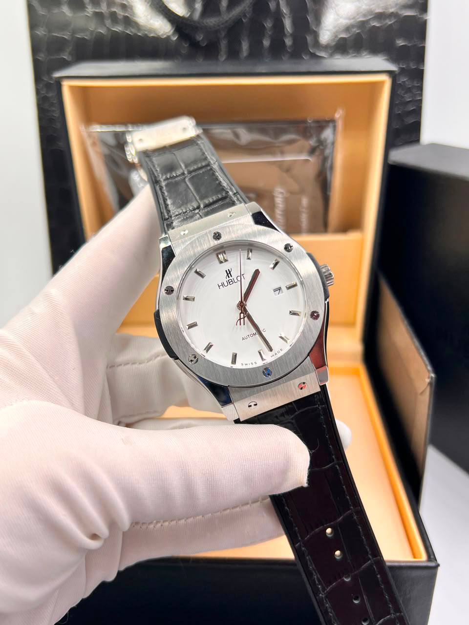 Hublot
Automatic 
280 dhs🇦🇪🇦🇪
with box

Zain85
♥️♥️♥️