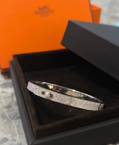 Hermes ❤️‍🔥*
Bangle 🍁
Master quality 💯
With normal boxes 🗃️ 
90 dhs👑
With master box 📦 
110 dhs👑

Zain216
♥️♥️♥️