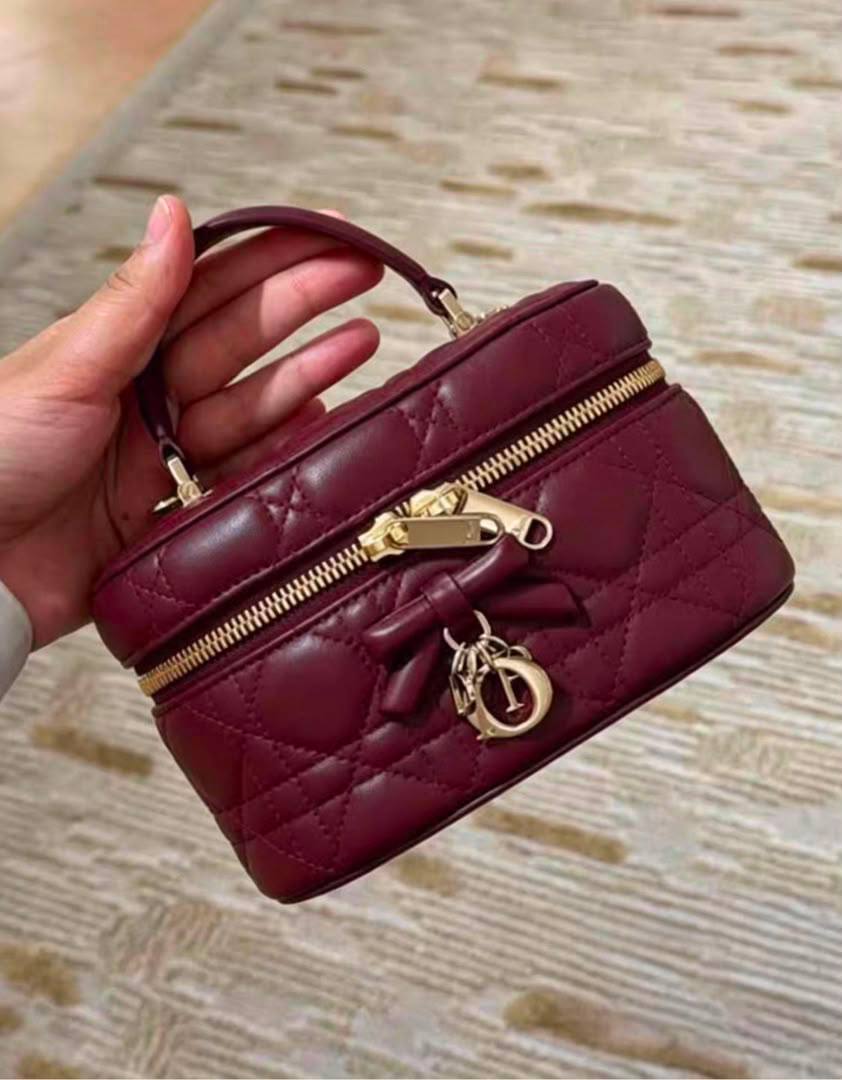 Dior
120 dhs✅
good-quality with box

Zain28
♥️♥️♥️