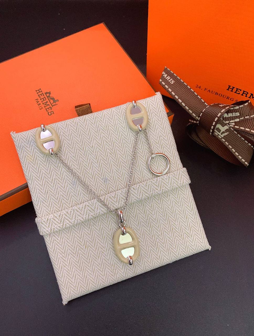 Hermes Set 

NECKLACE EARRINGS

65 DHS🪙🌨️

Zain89
♥️♥️♥️