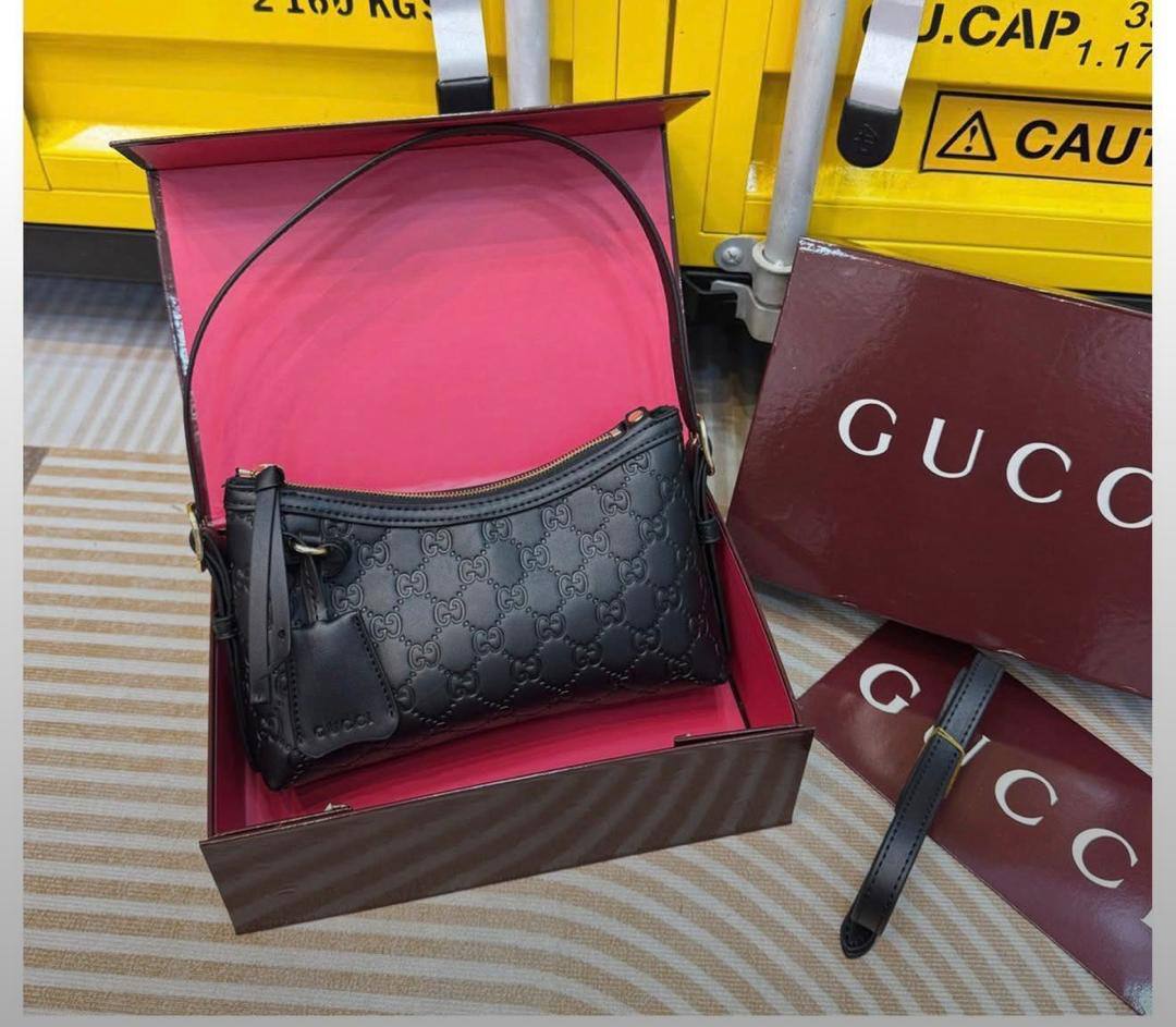Gucci
95 dhs🇦🇪🇦🇪 
with box high quality  
22cm

Zain26
♥️♥️♥️