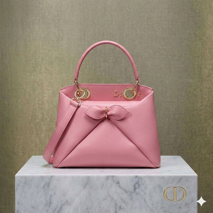 CHRISTIAN DIOR
Cigale Bag front Bow
Calfskin Leather
Gold Hardware
With BOX
Size: 29 cm

 Wʜᴏʟᴇsᴀʟᴇ Pʀɪᴄᴇ : 110 ᴅʜs
Zain239
♥️♥️♥️