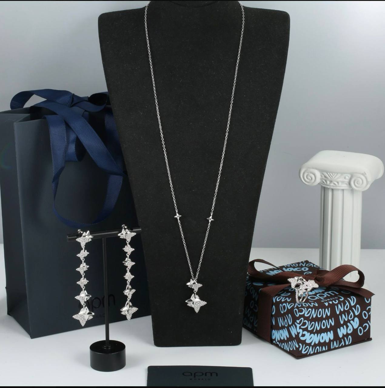 APM Set
150 dhs🪙🖤
box & paper bag
🎁🎁🎁

Zain210
♥️♥️♥️
