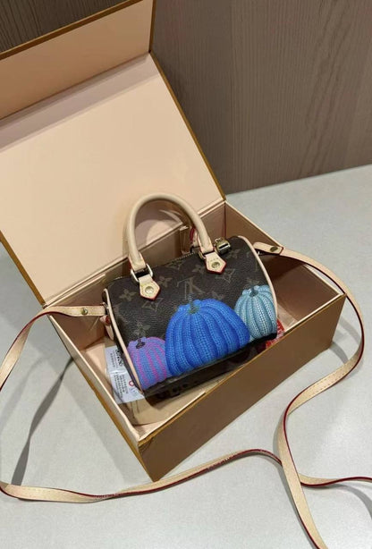 LV
80 dhs✅
size 17×10×12cm

with box
🎁🎁🎁

Zain42
♥️♥️♥️