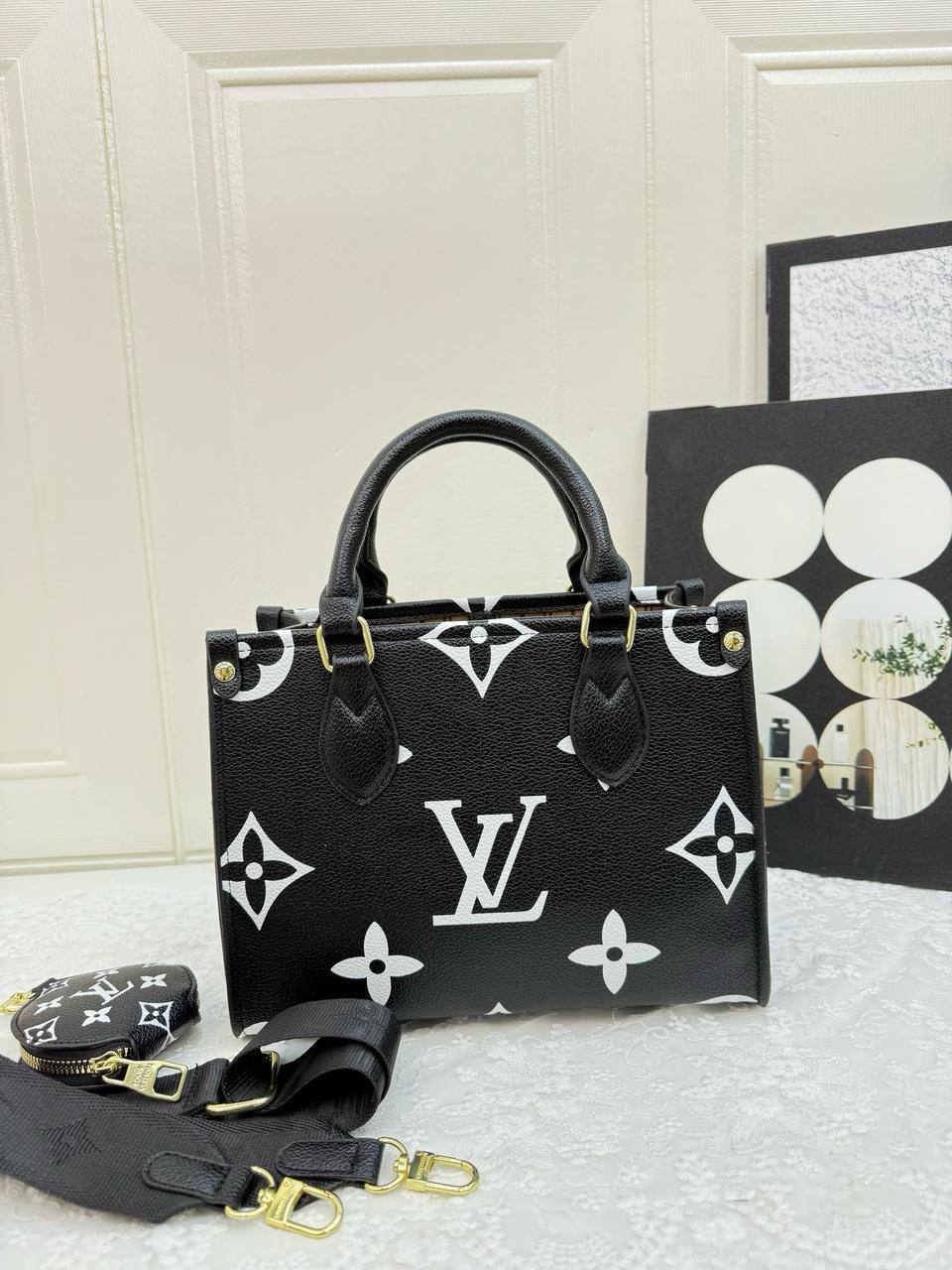 LV
25*20*11 cm
75 dhs🪙🌨️

Zain17
♥️♥️♥️