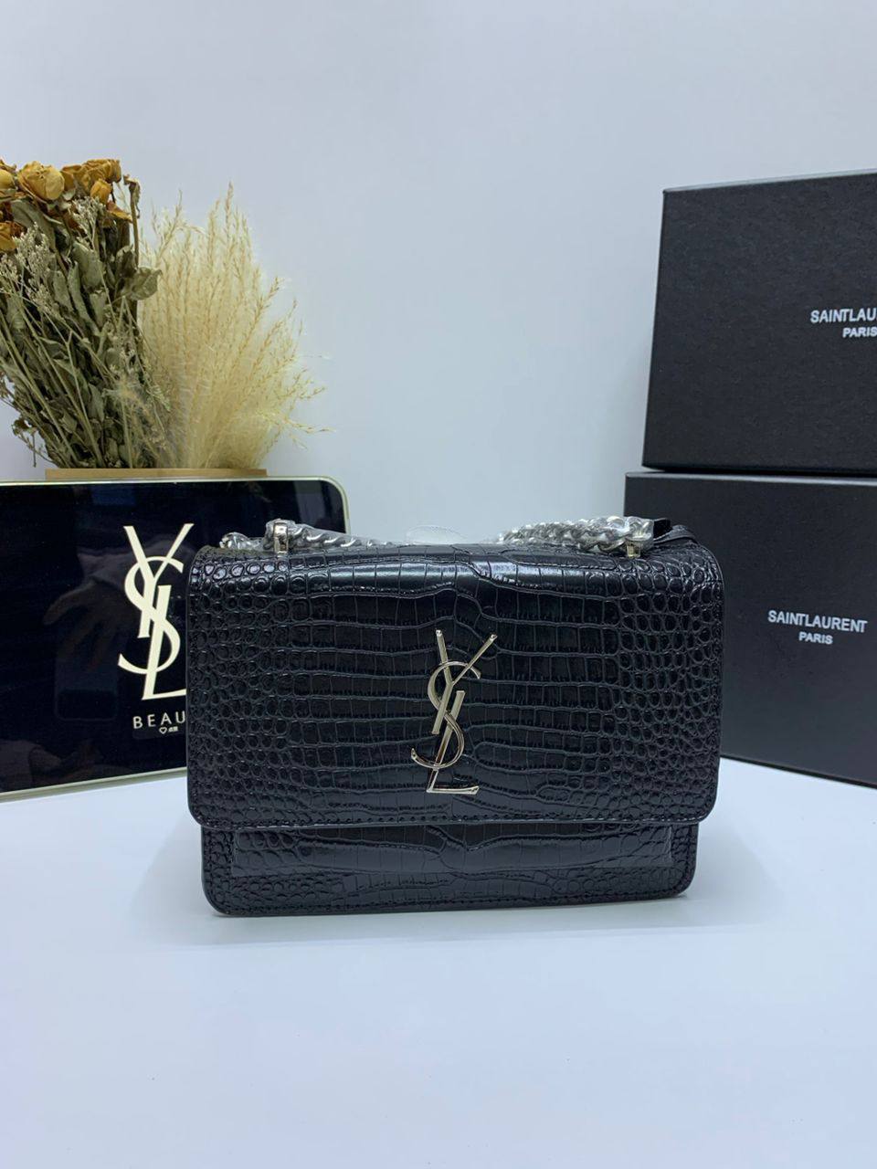 YSL
110 dhs❣️
SIZE：24cm
Good quality 

with box
🎁🎁🎁

Zain35
♥️♥️♥️