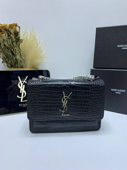 YSL
110 dhs❣️
SIZE：24cm
Good quality 

with box
🎁🎁🎁

Zain35
♥️♥️♥️