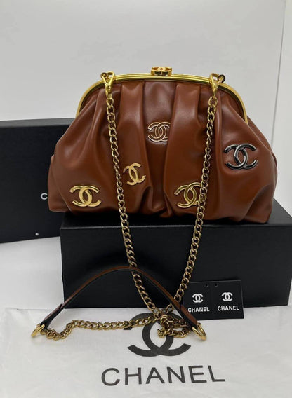 Chanel
New Design 
Good Quality 
With Box 
🎁🎁🎁

115 dhs🪙🌨️

Zain250
♥️♥️♥️