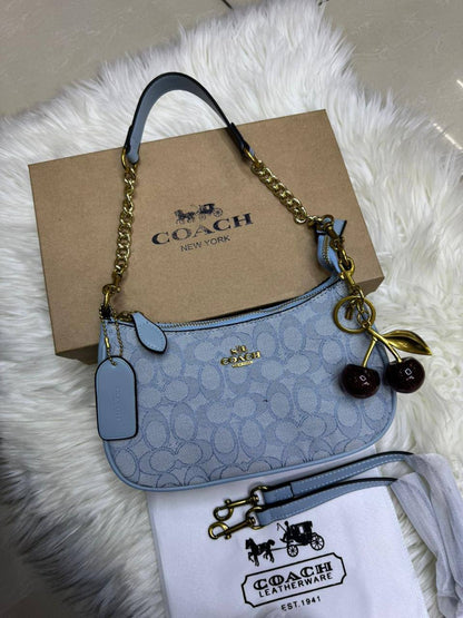 🍒 Coach Teri 
1️⃣ First quality 🍒+🎁
Size : 24 * 15 * 7 cm
90 dhs🪙🌨️
with box 🎁

Zain115
♥️♥️♥️