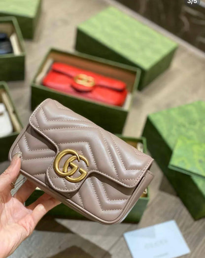 Gucci

good quality, 

comes with box, 🎁🎁🎁
size... 18*12 cm 
100 dhs🌺

Zain12
♥️♥️♥️