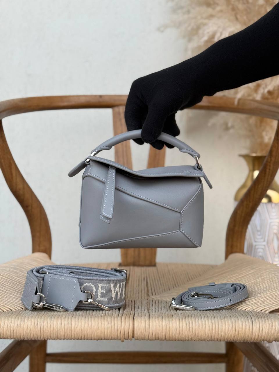 LOEWE

18cm

340 dhs🪙🌨️
Top quality 

With box🎁

Zain167
♥️♥️♥️