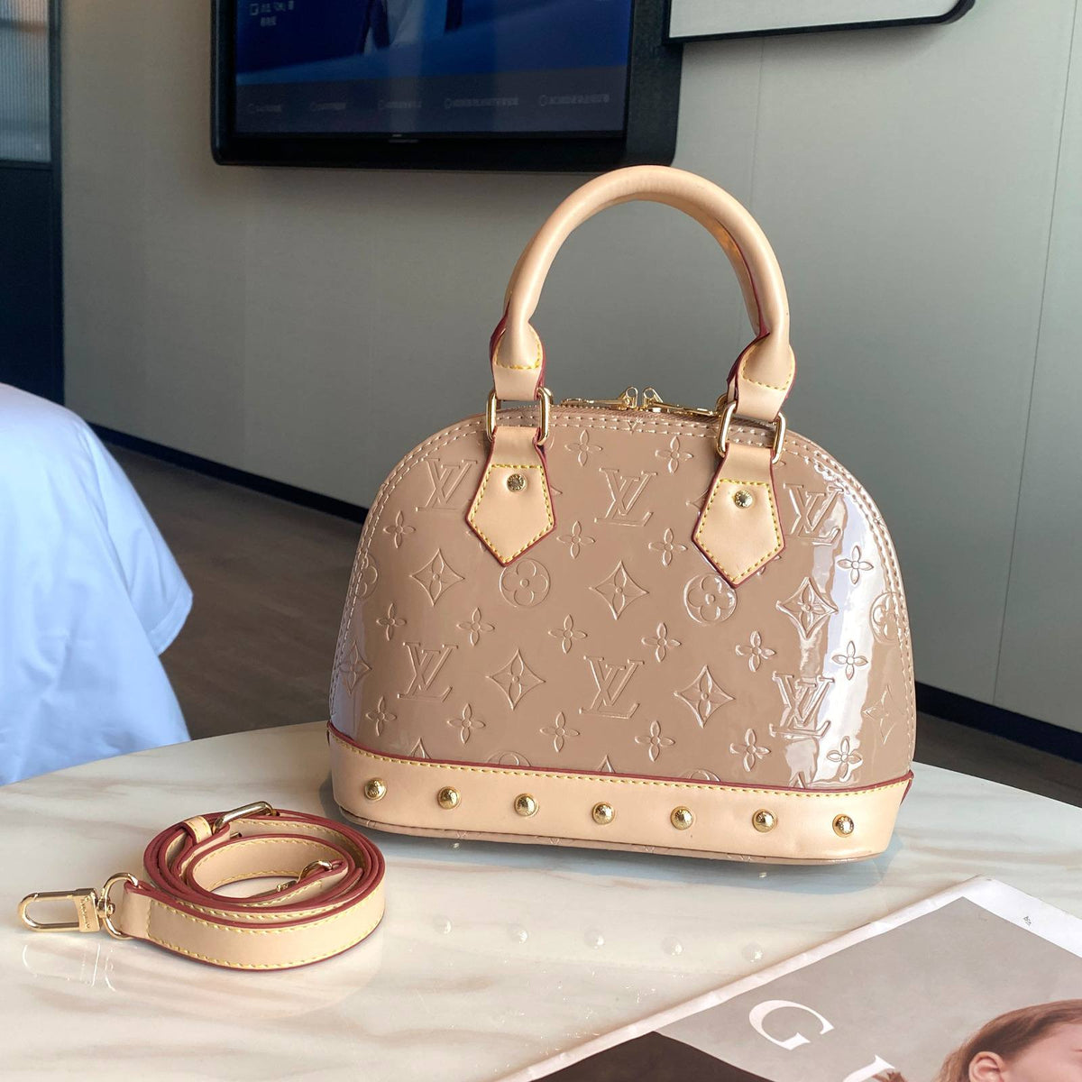 LV

Best quality 

with box
115 dhs🇦🇪🇦🇪

size 23CM

Zain290
♥️♥️♥️