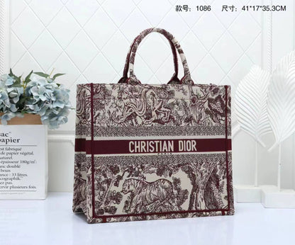 Dior

with box🎁🎁🎁

120 dhs🇦🇪
41cm

Zain143
♥️♥️♥️
