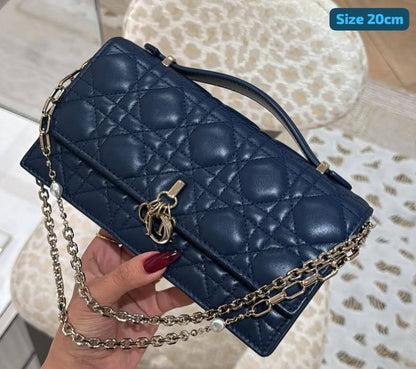 Dior
Best quality 

with box’s 
🎁🎁🎁

110 dhs🪙💕
size 21cm

Zain158
♥️♥️♥️