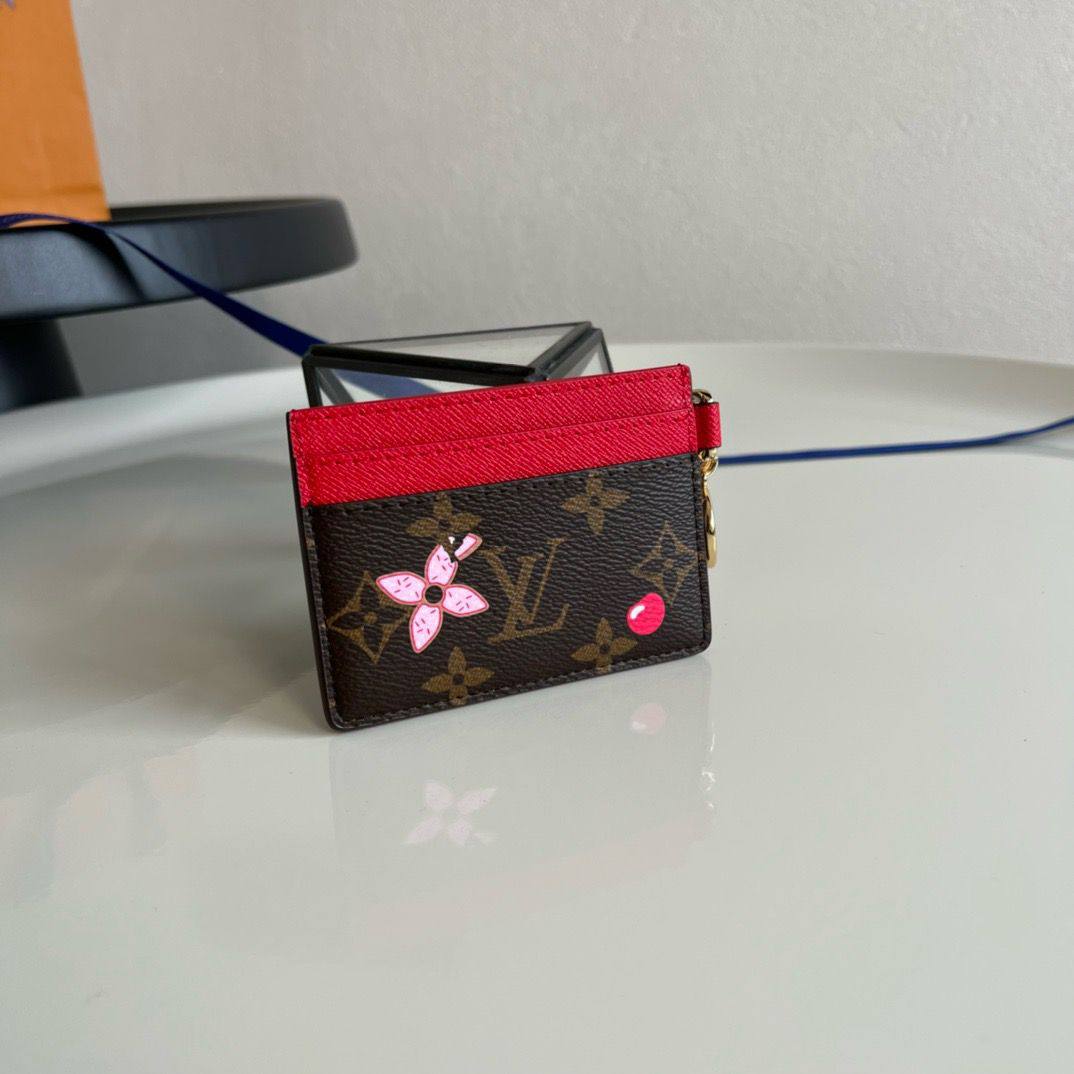💞  LV 💞
💞*card holder*💞
320 dhs✅

Zain275
♥️♥️♥️