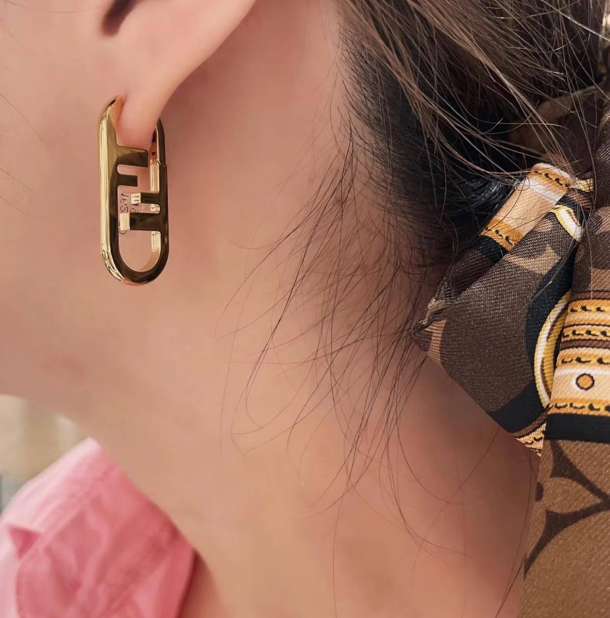 FENDI ❤️‍🔥*
Earring 🔥
Master quality 💯
With normal boxes 📦 
45 dhs🪙🌨️
With master box 🗃️ 
65 dhs🪙🌨️

Zain216
♥️♥️♥️