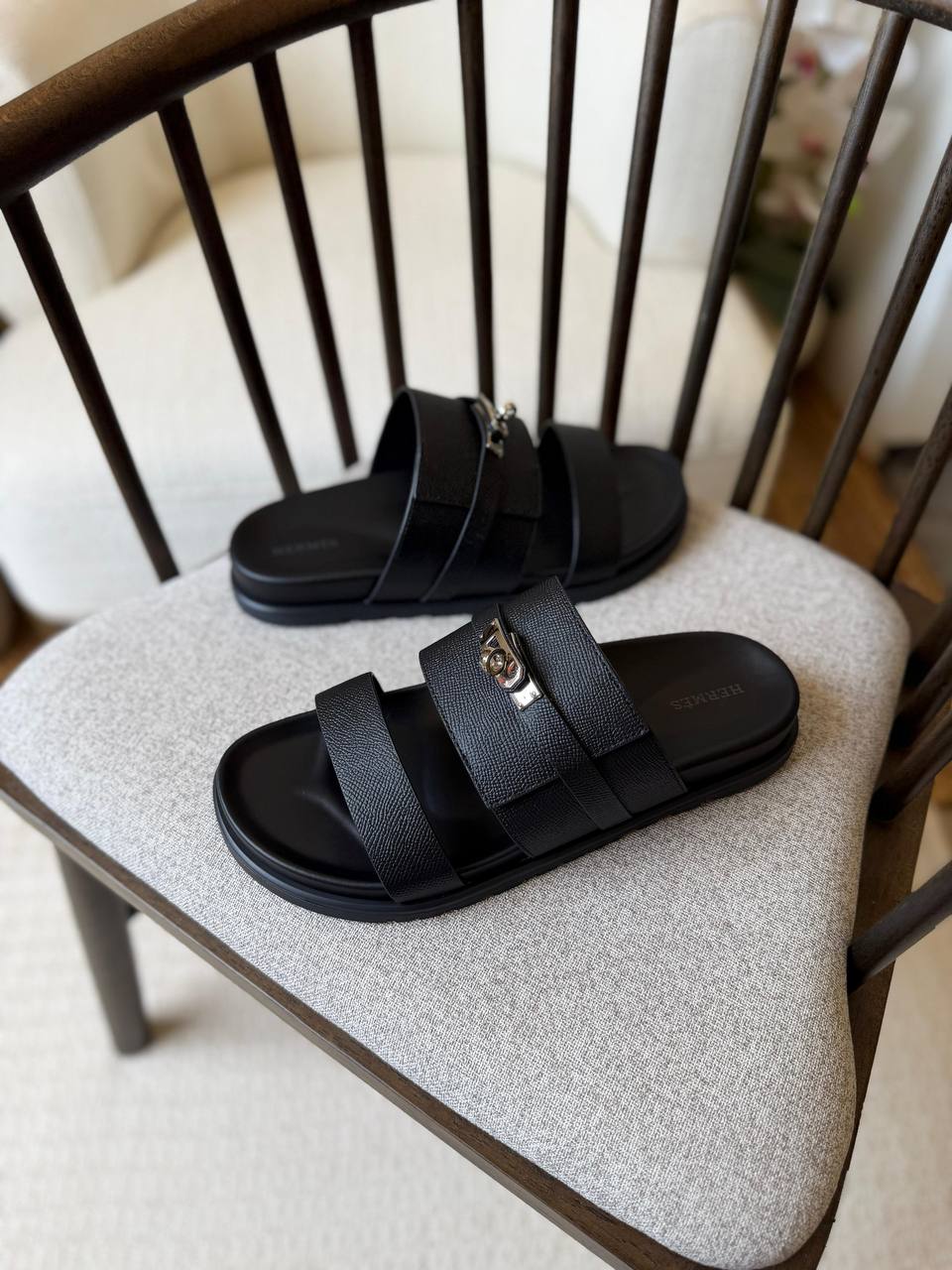 HERMES SLIPPER
*AAA QUALITY*
*size: 40 to 47*
450 dhs✅

Zain185
♥️♥️♥️