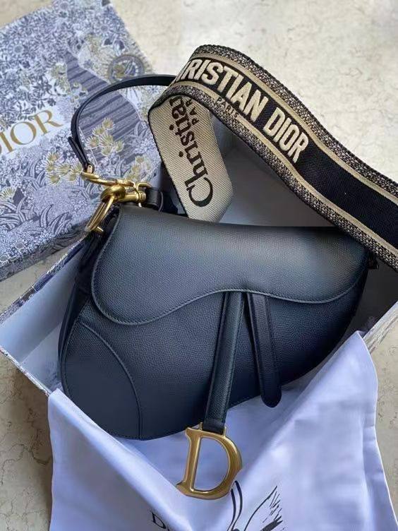 Dior
100 dhs✅
With box
🎁🎁🎁

Zain219
♥️♥️♥️