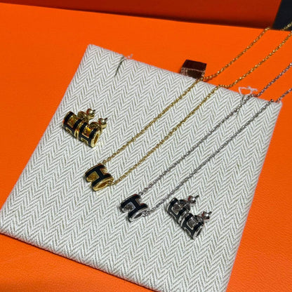 Hermes ❤️‍🔥*
Necklace 🐦‍🔥
Earring🦋
Master quality 💯
With normal boxes 🗃️ 
95 dhs🪙🌨️
With master box 📦 
115 dhs🪙🌨️

Zain216
♥️♥️♥️