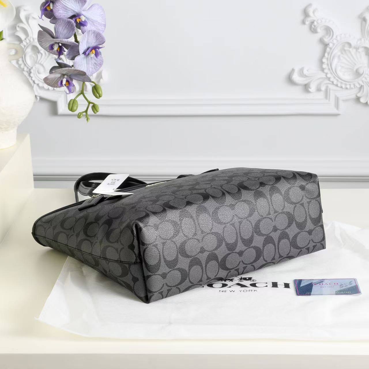 Coach
90 dhs✅
size 38×10×26cm

Zain42
♥️♥️♥️