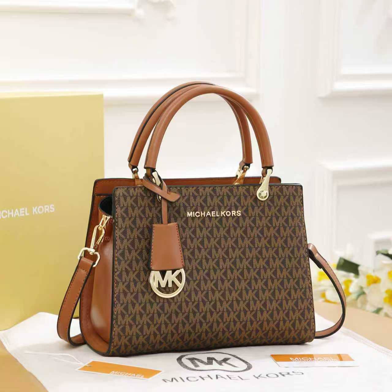 MK 
Good Quality 
With Box 
🎁🎁🎁

100 dhs✅

Zain250
♥️♥️♥️