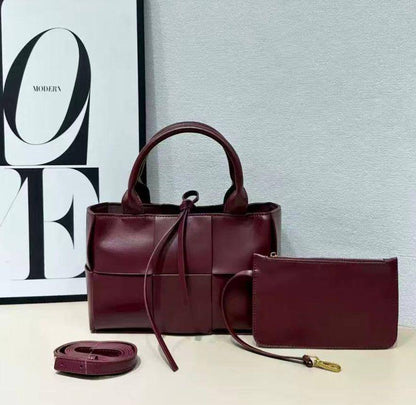 BOTTEGA 
GOOD QUALITY  
WITH BOX 
110 dhs✅

Zain295
♥️♥️♥️
