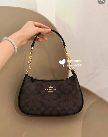 Coach
good quality, comes 

with box, 
🎁🎁🎁

size... 24* 14 cm 
95 dhs❣️

Zain12
♥️♥️♥️
