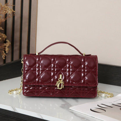 DIOR
Best quality WITH BOX
120 dhs✅
size 21CM

Zain290
♥️♥️♥️