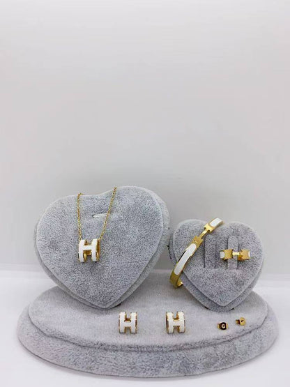 Stainless steel SET 💯*
Necklace ❤️‍🩹
Earring 🍁
Breslat ❣️
Ring free size 
With normal boxes 📦 
And paper bag 🛍️
45 dhs🇦🇪

Zain216
♥️♥️♥️