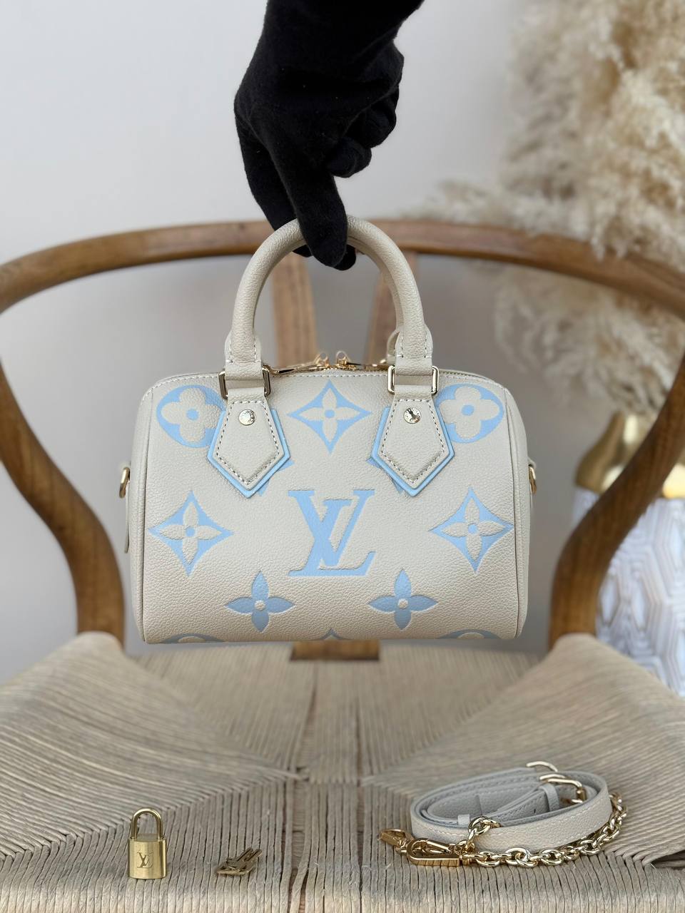 LV

20cm
350 dhs💓

Top quality 
With box🎁

Zain167
♥️♥️♥️