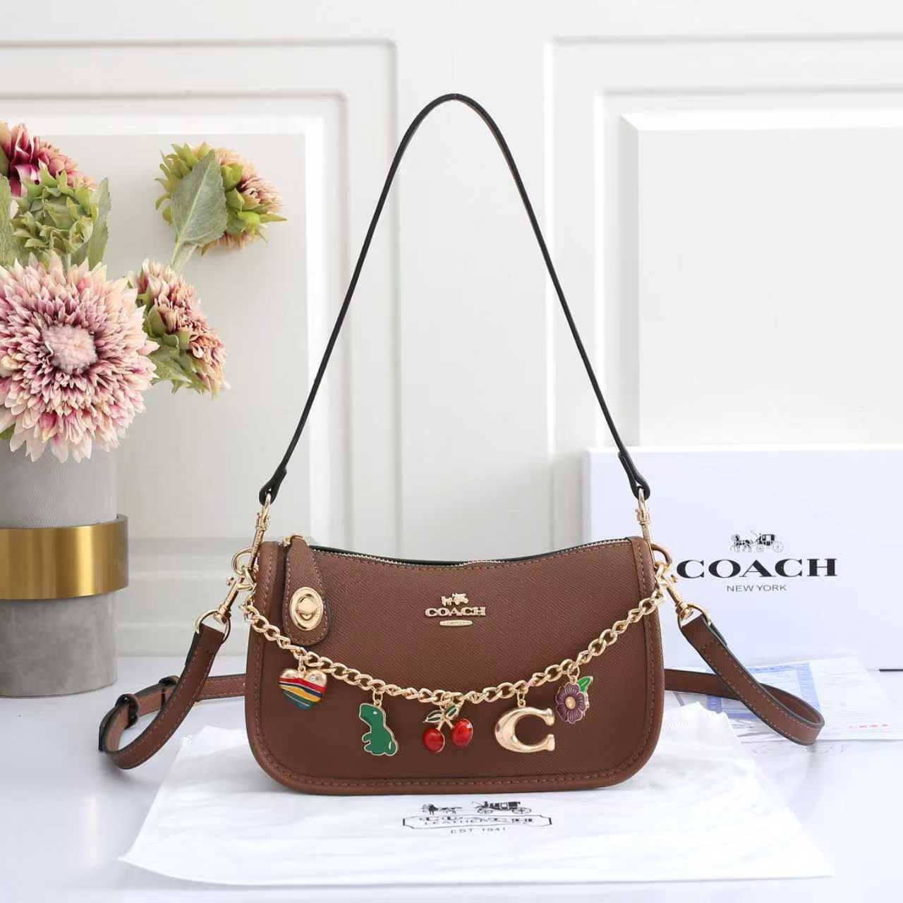 Coach 
Best quality 

with box’s 
🎁🎁🎁

85 dhs✅
size 23 cm

Zain290
♥️♥️♥️