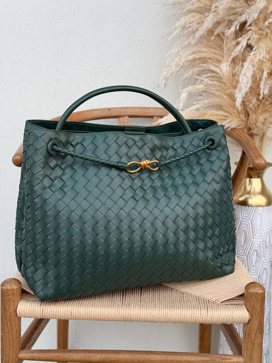 BOTTEGA VENETA
42cm
500 dhs✅
Top quality

Zain167
♥️♥️♥️