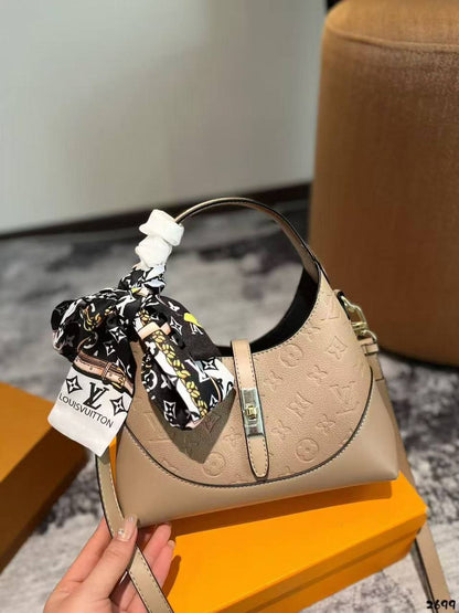 LV  
125 dhs🇦🇪
Size 25cm

Zain161
♥️♥️♥️